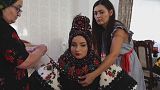 La jeune mariée a été revêtue d'une parure flamboyante et richement ornée