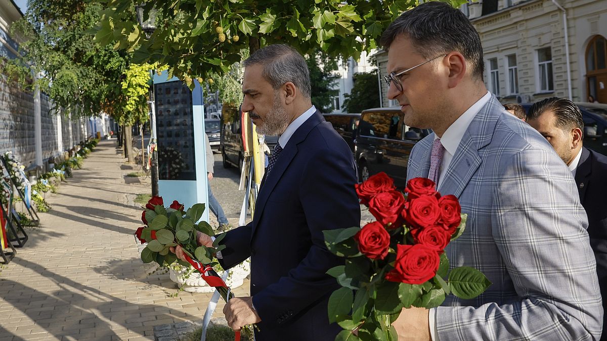 Главы МИД Турции и Украину возлагают цветы к памятнику павшим воинам 