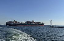 Das Containerschiff verlässt den Hafen von Odessa