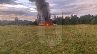 A Kuzsenkino község közelében lezuhant magánrepülőgép lángoló roncsa