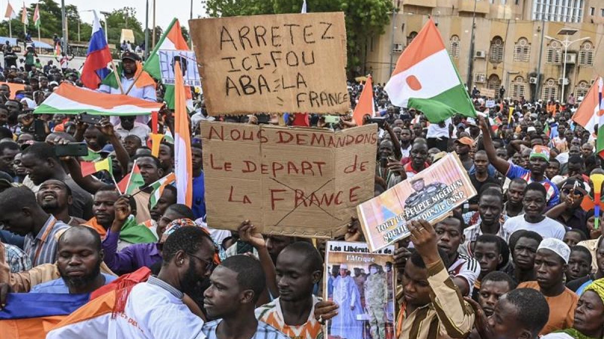 Protesters support coup leaders in Niger