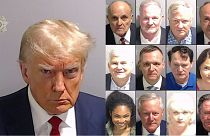 Trumps Polizeifoto (l.), auch von den anderen Angeklagten im Prozess um Wahlbetrug wurden sogenannte Mug shots angefertigt.