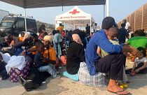 Elhelyezésükre váró migránsok Lampedusán
