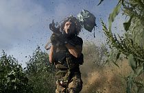 Un militar ucraniano de la 53 brigada dispara un RPG-9 hacia posiciones rusas en la línea del frente cerca de Donetsk, Ucrania, sábado 19 de agosto de 2023.