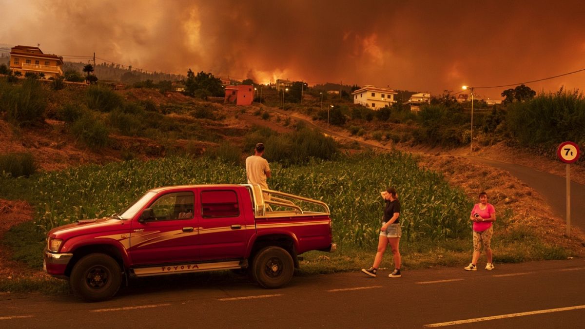 Κάτοικοι προσπαθούν να φτάσουν στα σπίτια τους στο χωριό Benijos, καθώς η πυρκαγιά προχωράει στη La Orotava στην Τενερίφη, Κανάριες Νήσοι, Ισπανία, τον Αύγουστο του 2023.
