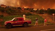 Moradores tentam chegar às suas casas na aldeia de Benijos à medida que um incêndio avança em La Orotava, em Tenerife, Ilhas Canárias, Espanha, em agosto de 2023