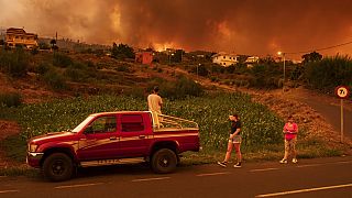 Los residentes tratan de llegar a sus casas en el pueblo de Benijos como un incendio forestal avanza en La Orotava en Tenerife, Islas Canarias, España en agosto de 2023