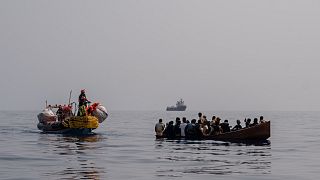 عدد من المهاجرين على متن سفينة قرب السواحل الإيطالية