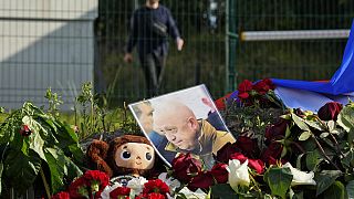 Gyászolók virágai Szentpéterváron, miután lezuhant Jevgenyij Prigozsin magángépe útban odafelé