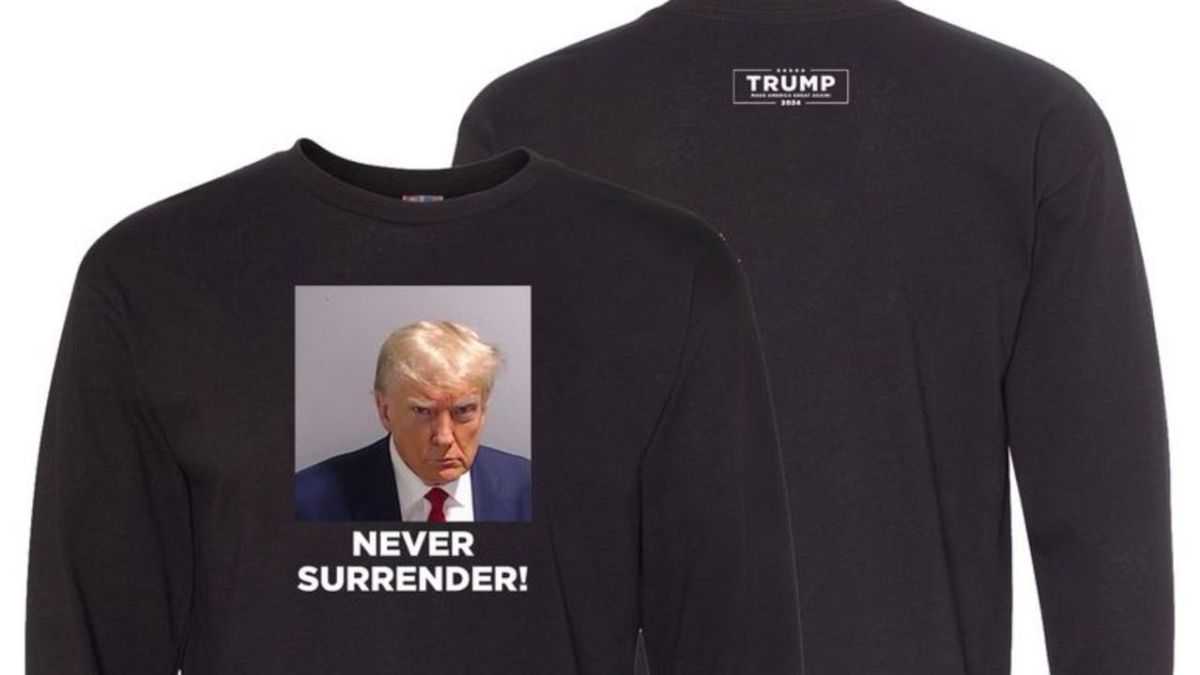 Trump'ın kampanya ekibi tarafından satışa sunulan tişörtler