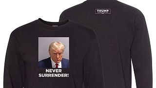 Trump'ın kampanya ekibi tarafından satışa sunulan tişörtler