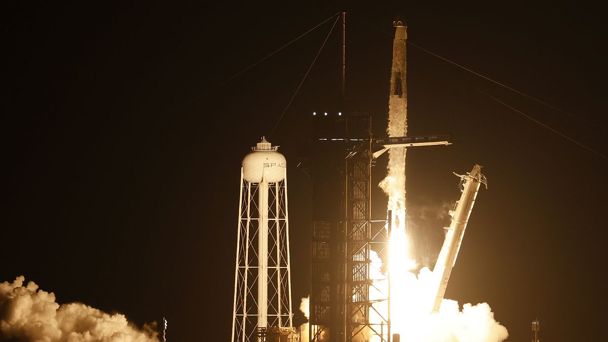 Fellövik a SpaceX amerikai űrkutatási magánvállalat Crew Dragon személyszállító űrhajóját egy Falcon 9-es hordozórakétával összekapcsolva a Cape Canaveral-i Kennedy Űrközpontb