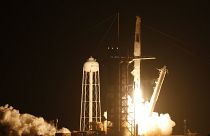Fellövik a SpaceX amerikai űrkutatási magánvállalat Crew Dragon személyszállító űrhajóját egy Falcon 9-es hordozórakétával összekapcsolva a Cape Canaveral-i Kennedy Űrközpontb