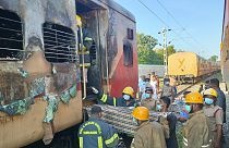 Hordágyon emelik ki a kiégett vagonból a vonatszerencsétlenség áldozatait