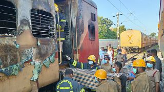 Hordágyon emelik ki a kiégett vagonból a vonatszerencsétlenség áldozatait