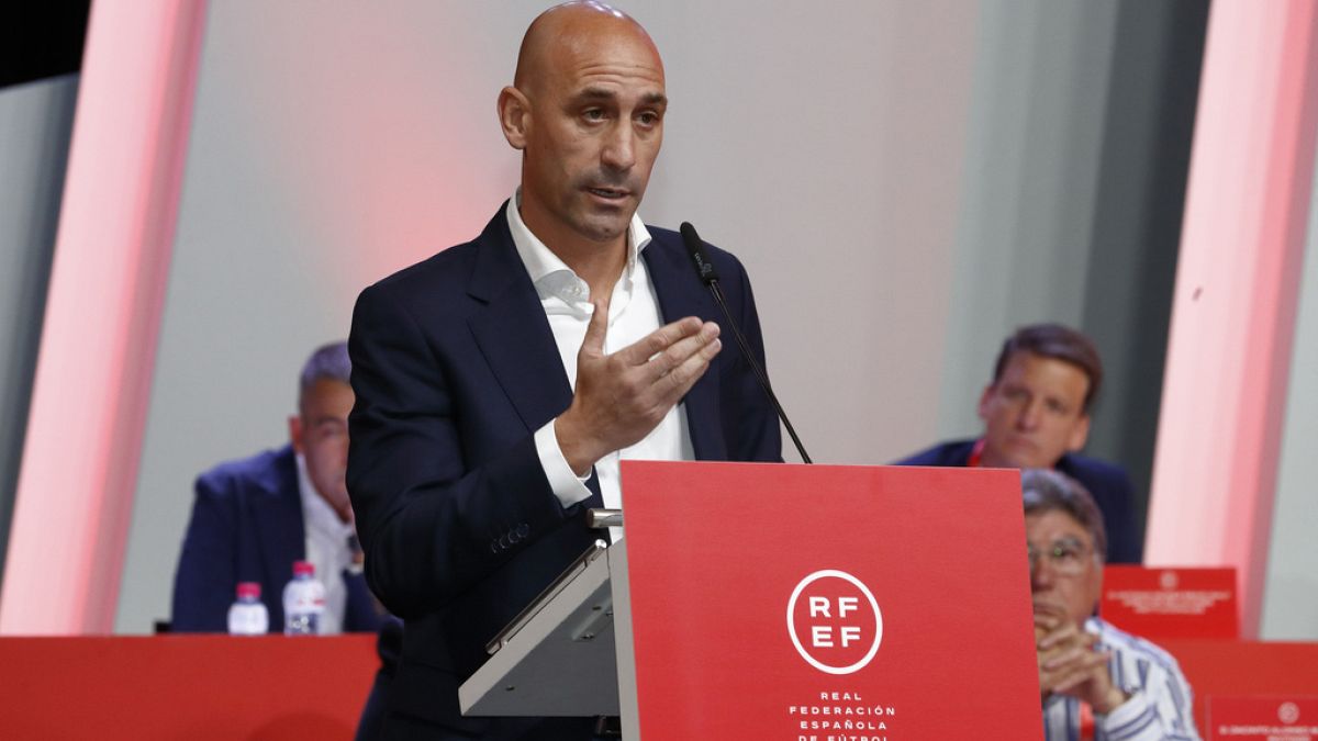 El presidente de la Federación Española de Fútbol, Luis Rubiales, habla durante una reunión de la asamblea general de emergencia en Las Rozas, el viernes 25 de agosto de 2023.