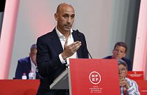 El presidente de la Federación Española de Fútbol, Luis Rubiales, habla durante una reunión de la asamblea general de emergencia en Las Rozas, el viernes 25 de agosto de 2023.