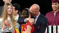 Luis Rubiales, presidente da RFEF, abraça a futebolista Aitana Bonmati