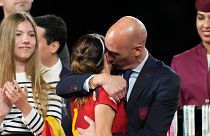 Luis Rubiales, presidente da RFEF, abraça a futebolista Aitana Bonmati