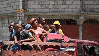 Haïti : des habitants de Port-au-Prince fuient la violence des gangs