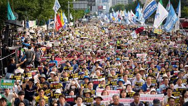 Milhares de pessoas protestaram nas ruas de Seul
