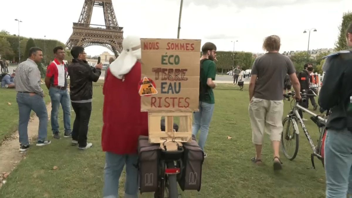 Víztározók építése elleni tüntetés Párizsban