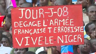 No sábado, apoiantes dos golpistas exigiram saída de embaixador e militares franceses.