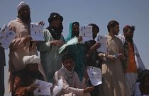 Männer warten in Herat mit ihren Unterlagen