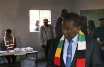  رئيس زيمبابوي إيمرسون منانغاغوا في مركز اقتراع للإدلاء بصوته في كويكوي، زيمبابوي