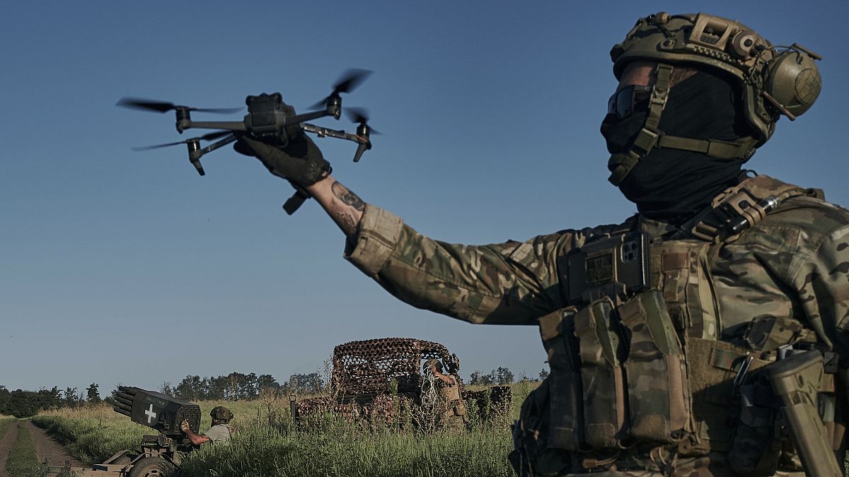 ukrán katona indít egy kisebb drónt Bahmut közelében