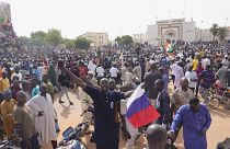 a puccsistákat támogató, orosz zászlót lengető tüntetők Nigerben