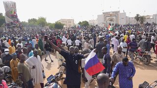 a puccsistákat támogató, orosz zászlót lengető tüntetők Nigerben