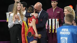 روبياليس يعانق الإسبانية أيتانا بونماتي على المنصة بعد فوز إسبانيا في نهائي كأس العالم لكرة القدم