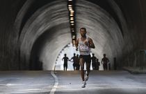 A menekült csapat versenyzője, Omar Hassan versenyez a férfi maratonfutásban a budapesti atlétikai világbajnokságon a budai Váralagútnál 2023. augusztus 27-én.