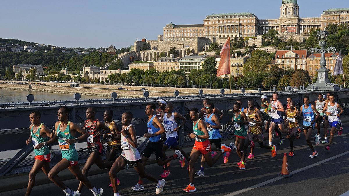 Los corredores cruzan el río Danubio durante el maratón masculino de los Campeonatos Mundiales de Atletismo en Budapest, Hungría, el domingo 27 de agosto de 2023.