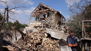 Orosz rakétatámadásban megrongálódott épület romjait takarítják a Kijev közelében lévő Ruljikivben 2023. augusztus 27-én.