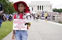 Egy afroamerikai kislány, T'Kyrra Terrell, útban a washingtoni felvonulásra, a Lincoln emlékműnél - 2023. augusztus 26. 