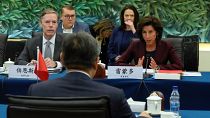 وزيرة التجارة ��لأمريكية جينا ريموندو، على اليمين، تتحدث خلال اجتماع مع وزير التجارة الصيني وانغ وينتاو في بكين. 2023/08/28
