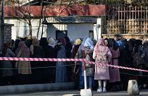 دختران دانشجوی افغان مقابل یکی از دروازه‌های دانشگاه کابل، صف کشیده‌اند