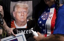 Sguardo "da Trump" nella t-shirt di uno suo sostenitore. 