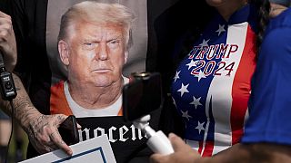 Sguardo "da Trump" nella t-shirt di uno suo sostenitore.
