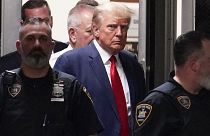 Donald Trump camina para responder a los periodistas antes de salir del Aeropuerto Internacional Hartsfield-Jackson de Atlanta, el 24 de agosto de 2023.