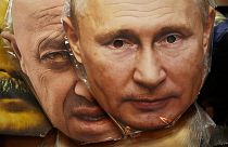 Masken mit den Gesichtern des russischen Präsidenten Wladimir Putin (r.) und des Wagner-Chefs Jewgeni Prigoschin