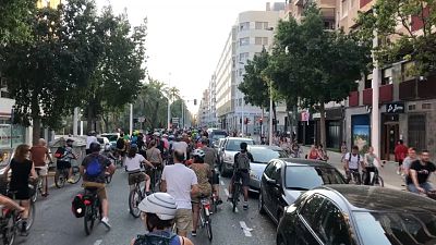 Cientos de personas participan en una manifestación en favor de los carriles para bicicletas en Elx, España.