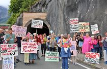 allstatt kasabası sakinleri 'aşırı turizmi' protesto etmek için bölgedeki tüneli trafiğe kapattı.