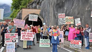 allstatt kasabası sakinleri 'aşırı turizmi' protesto etmek için bölgedeki tüneli trafiğe kapattı.