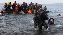 مهاجرون ولاجئون يصلون على متن زورق بعد عبورهم من تركيا إلى جزيرة ليسبوس في اليونان. 2020/09/14