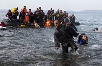 مهاجرون ولاجئون يصلون على متن زورق بعد عبورهم من تركيا إلى جزيرة ليسبوس في اليونان. 2020/09/14