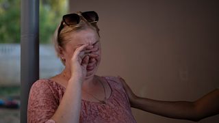 A ucraniana Natalia Rosolova em lágrimas junta a casa onde vive em Kupiansk-Vuzlovyi