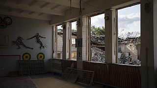 Η κατεστραμμένη βιβλιοθήκη ενός σχολείου φαίνεται μέσα από τα σπασμένα παράθυρα ενός γυμναστηρίου στο Kupiansk της Ουκρανίας,